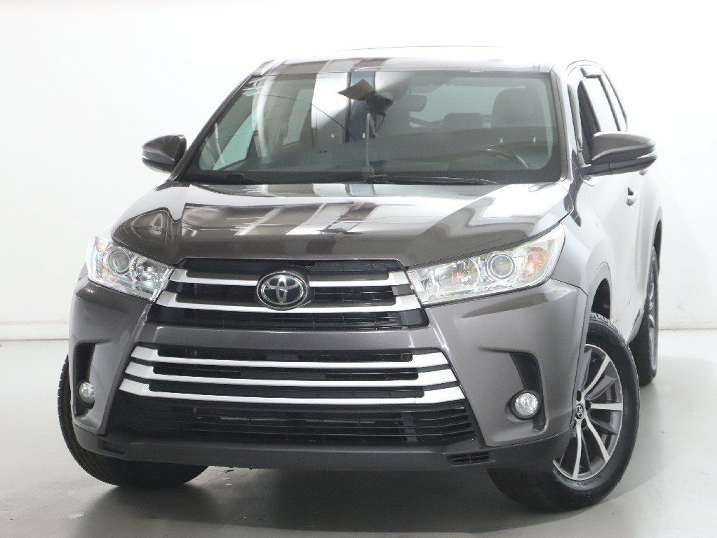 Used 2019 Toyota Highlander XLE FWD image 2