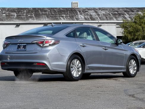 Used 2016 Hyundai Sonata SE FWD image 2
