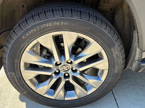 Used 2022 Toyota RAV4 XLE Premium image 34