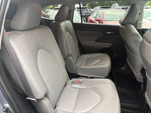 Used 2022 Toyota Highlander XLE AWD/4WD image 15