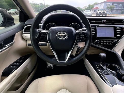 Used 2018 Toyota Camry LE FWD image 6