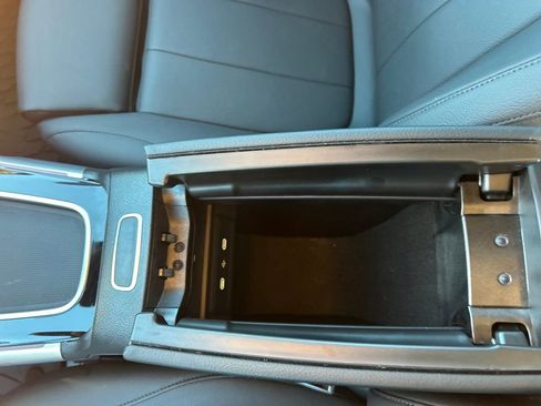 Used 2025 Mercedes-Benz GLB 250 4MATIC image 25