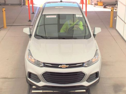 Used 2018 Chevrolet Trax LS AWD/4WD image 2
