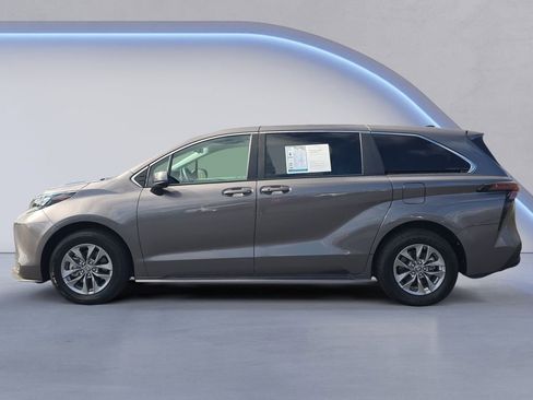 Used 2024 Toyota Sienna LE image 2
