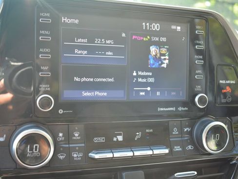 Used 2022 Toyota Highlander XLE AWD/4WD image 16