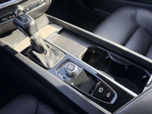 Used 2022 Volvo V60 T5 Cross Country image 6