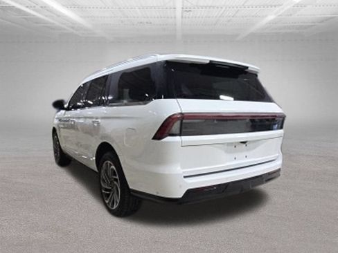 Used 2025 Lincoln Navigator Reserve AWD/4WD image 5