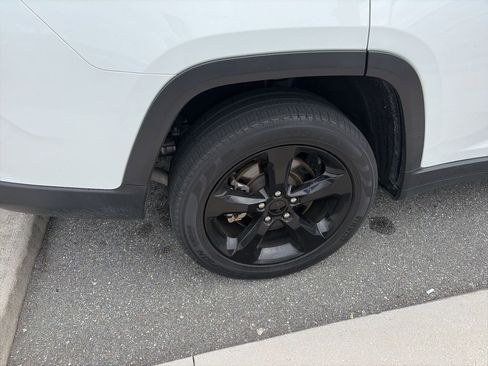 Used 2022 Jeep Grand Cherokee L Limited w/ Black Appearance Package image 8