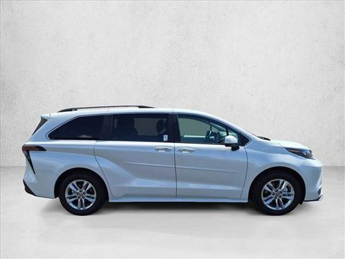 Used 2025 Toyota Sienna XLE w/ XLE Plus Package AWD/4WD image 4