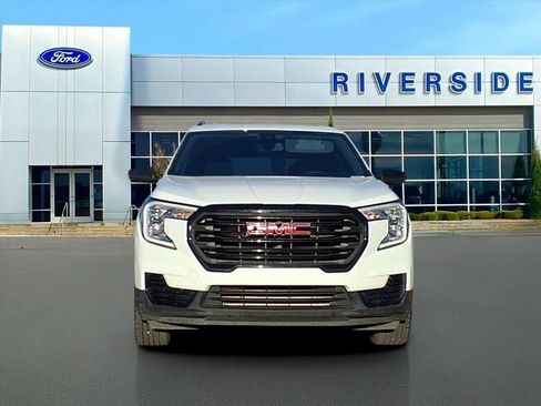 Used 2023 GMC Terrain SLE w/ Driver Convenience Package image 2