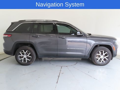 Used 2024 Jeep Grand Cherokee Limited image 2