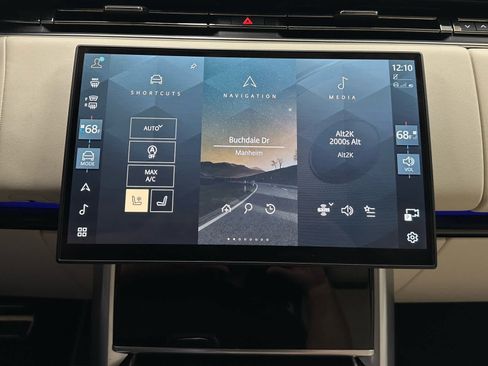 Used 2025 Land Rover Range Rover Long Wheelbase SE AWD/4WD image 32