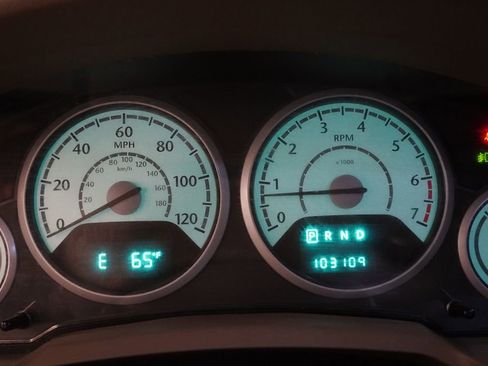 Used 2009 Chrysler Town & Country Touring FWD image 6