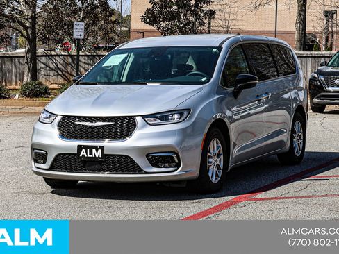 Used 2024 Chrysler Pacifica Touring-L FWD image 3