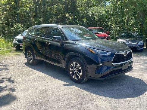 Used 2022 Toyota Highlander XLE AWD/4WD image 11