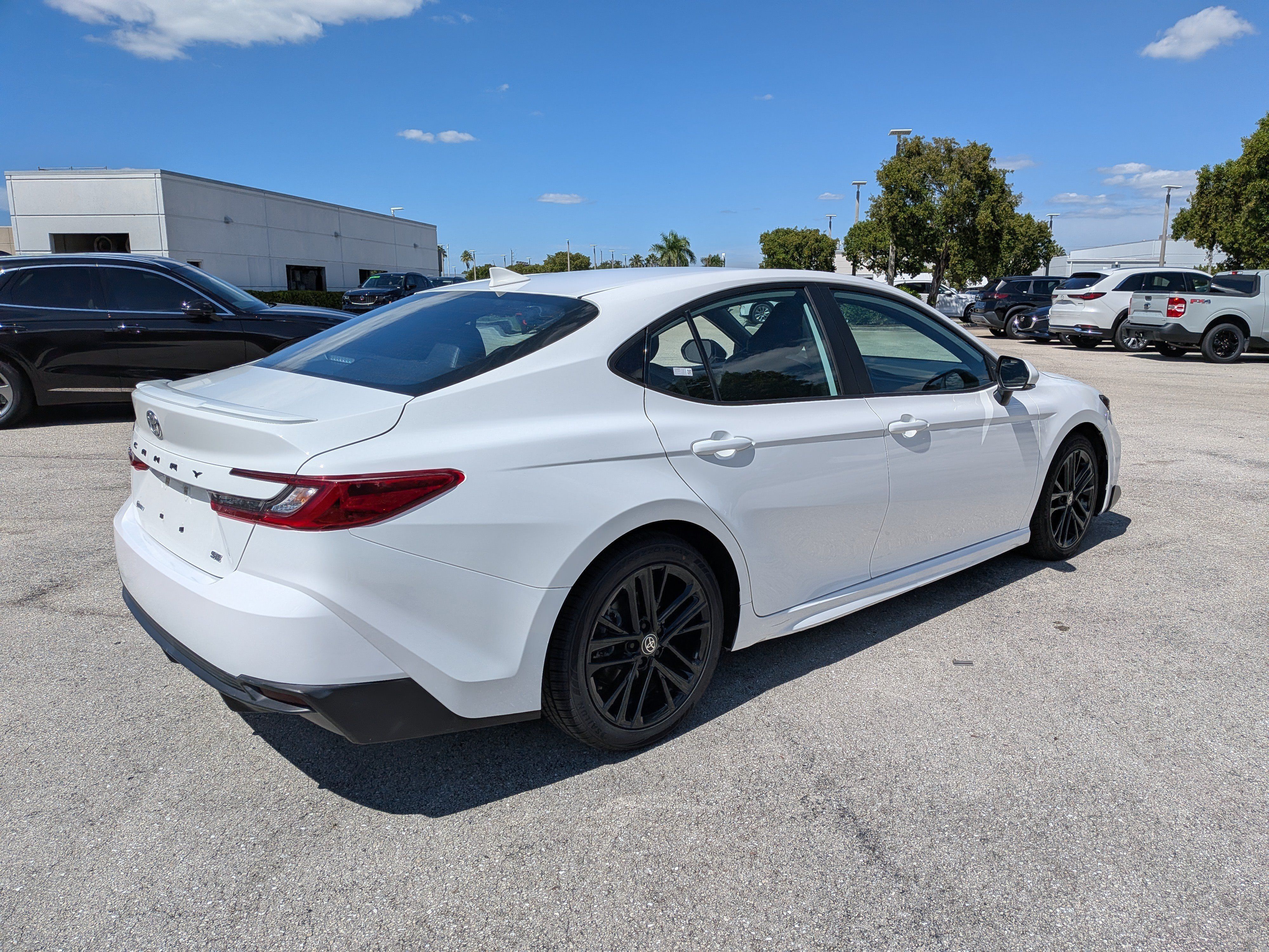 Used 2025 Toyota Camry SE FWD image 4