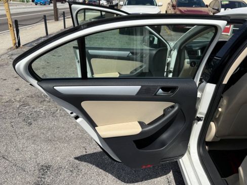 Used 2013 Volkswagen Jetta SE FWD image 31