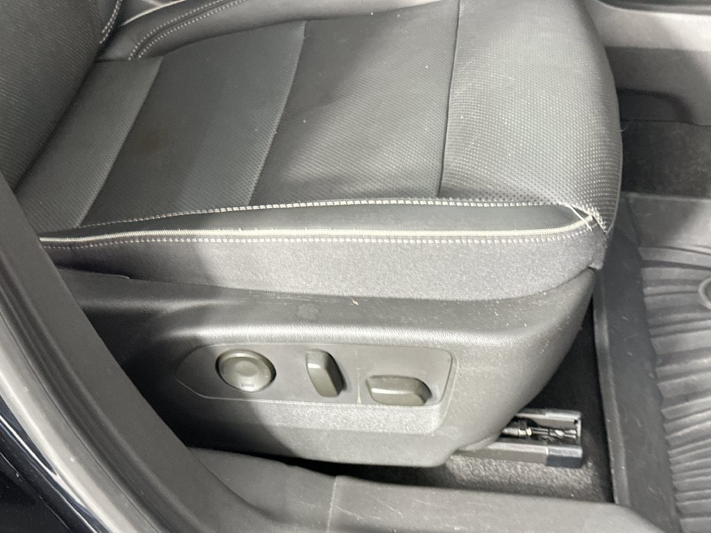 Used 2021 Buick Envision Essence w/ Sport Touring Package FWD image 23