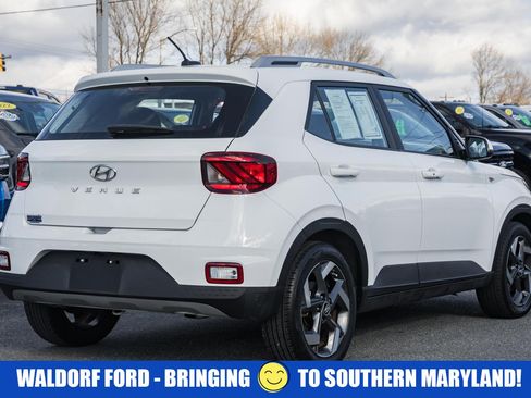 Used 2024 Hyundai Venue SEL image 4