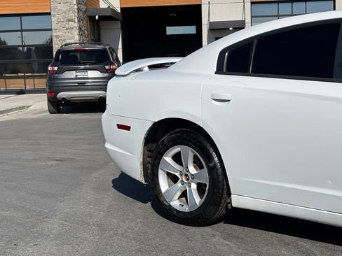 Used 2014 Dodge Charger SE RWD image 3