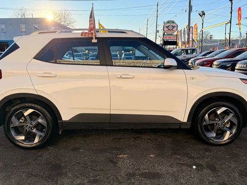 Used 2024 Hyundai Venue SEL image 11