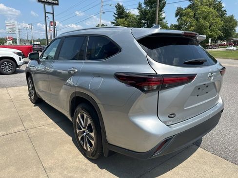 Used 2024 Toyota Highlander XLE image 7
