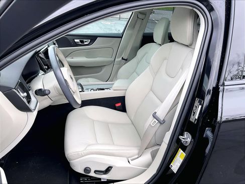 Used 2025 Volvo V60 B5 Cross Country Plus image 28