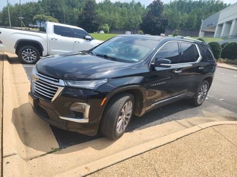 Used 2023 Chevrolet Traverse Premier FWD image 2