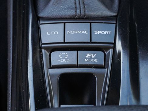 Used 2025 Toyota Camry LE AWD/4WD image 40