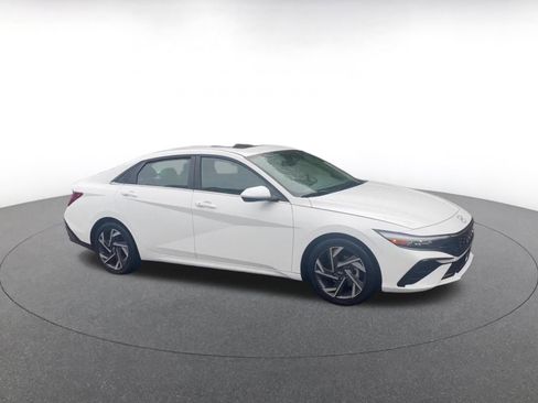 Used 2025 Hyundai Elantra SEL FWD image 2