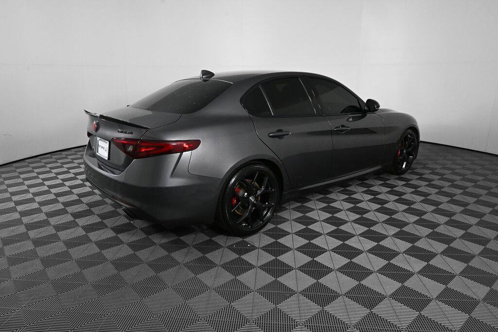 Used 2020 Alfa Romeo Giulia w/ Nero Edizione RWD image 25