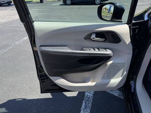 Used 2024 Chrysler Pacifica Touring-L FWD image 7