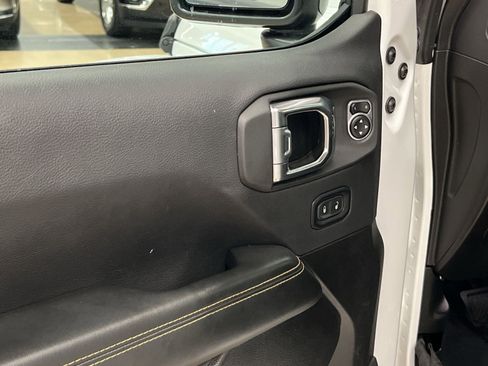 Used 2025 Jeep Wrangler Unlimited Sahara AWD/4WD image 14