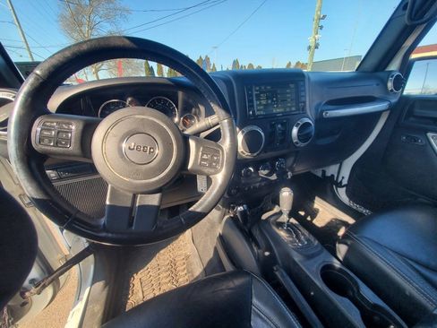 Used 2017 Jeep Wrangler Unlimited Rubicon w/ Cold Weather Group AWD/4WD image 9