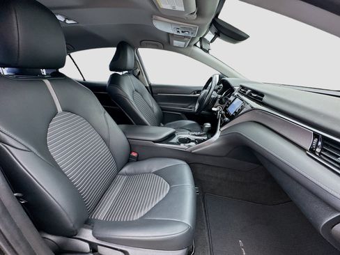 Used 2020 Toyota Camry SE w/ Carpet Mat Package FWD image 18