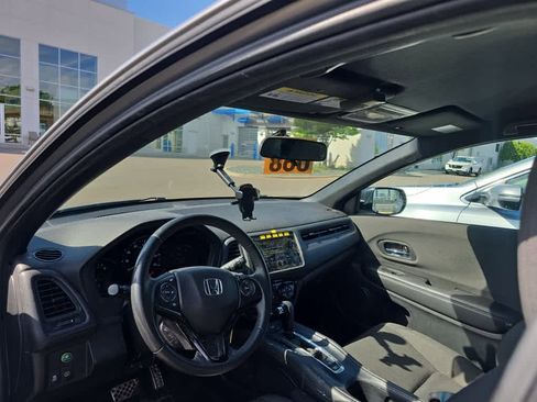 Used 2019 Honda HR-V Sport image 2