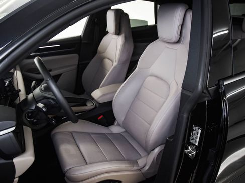 Certified 2025 Porsche Macan Electric image 4