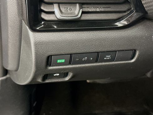 Used 2024 Nissan Sentra SV FWD image 17