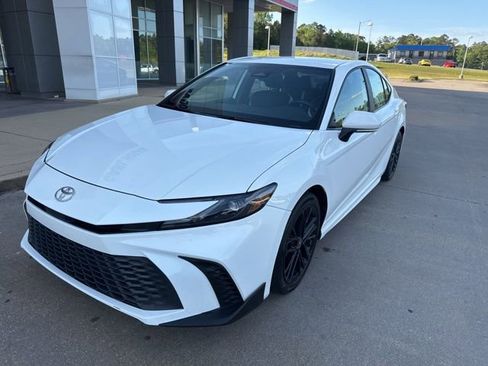 Used 2025 Toyota Camry SE image 2