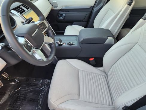 Certified 2025 Land Rover Discovery Dynamic SE image 8