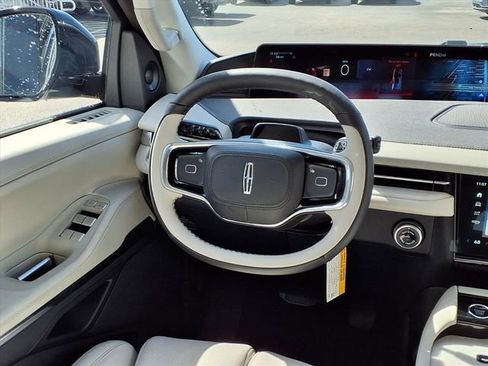 New 2026 Lincoln Navigator Premiere AWD/4WD image 11