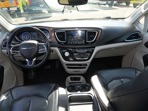 Used 2018 Chrysler Pacifica Touring-L w/ Premium Audio Group FWD image 24