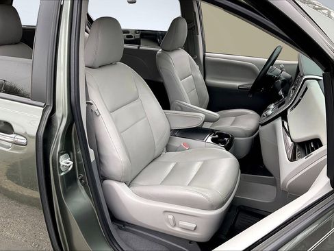 Used 2020 Toyota Sienna XLE w/ XLE Navigation Package image 7