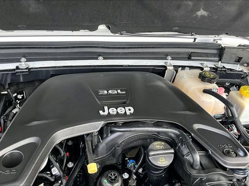 Used 2021 Jeep Gladiator Sport AWD/4WD image 32