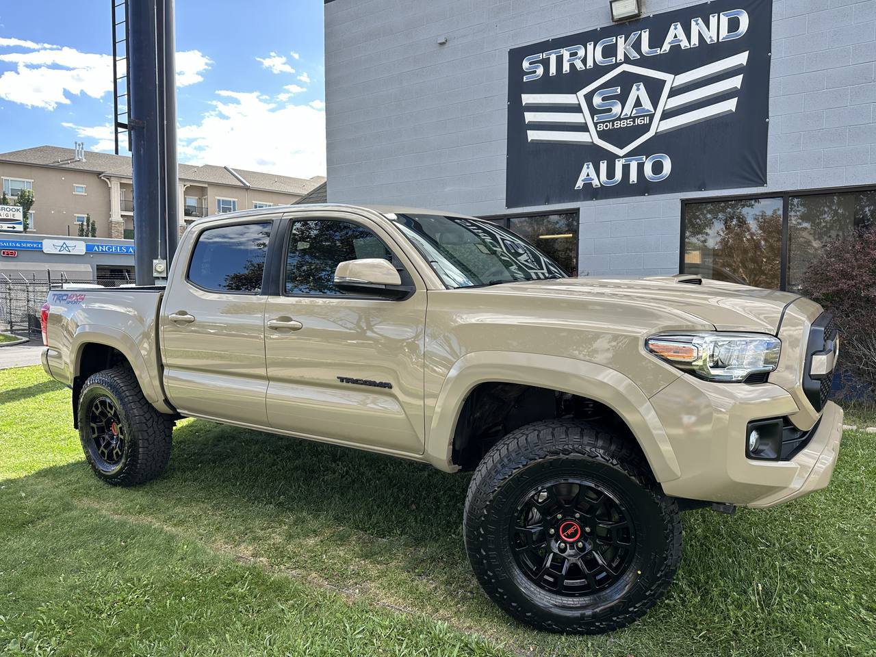 Used 2016 Toyota Tacoma TRD Sport AWD/4WD image 1