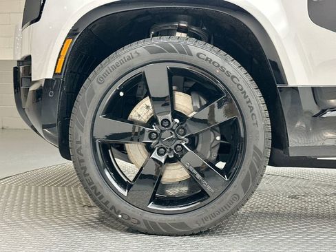 New 2026 Land Rover Defender 110 X-Dynamic SE image 13