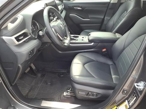 Used 2024 Toyota Highlander XLE image 14
