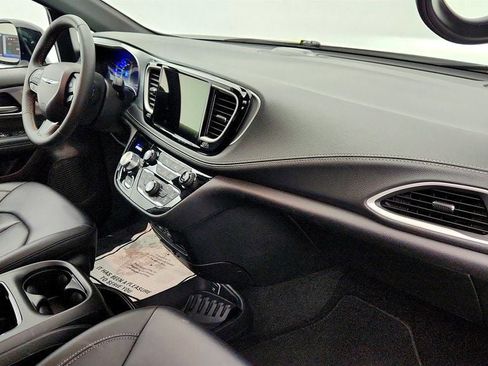 Used 2024 Chrysler Pacifica Limited image 27