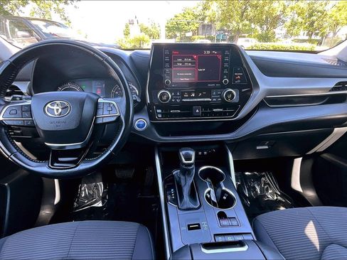 Used 2021 Toyota Highlander LE AWD/4WD image 14