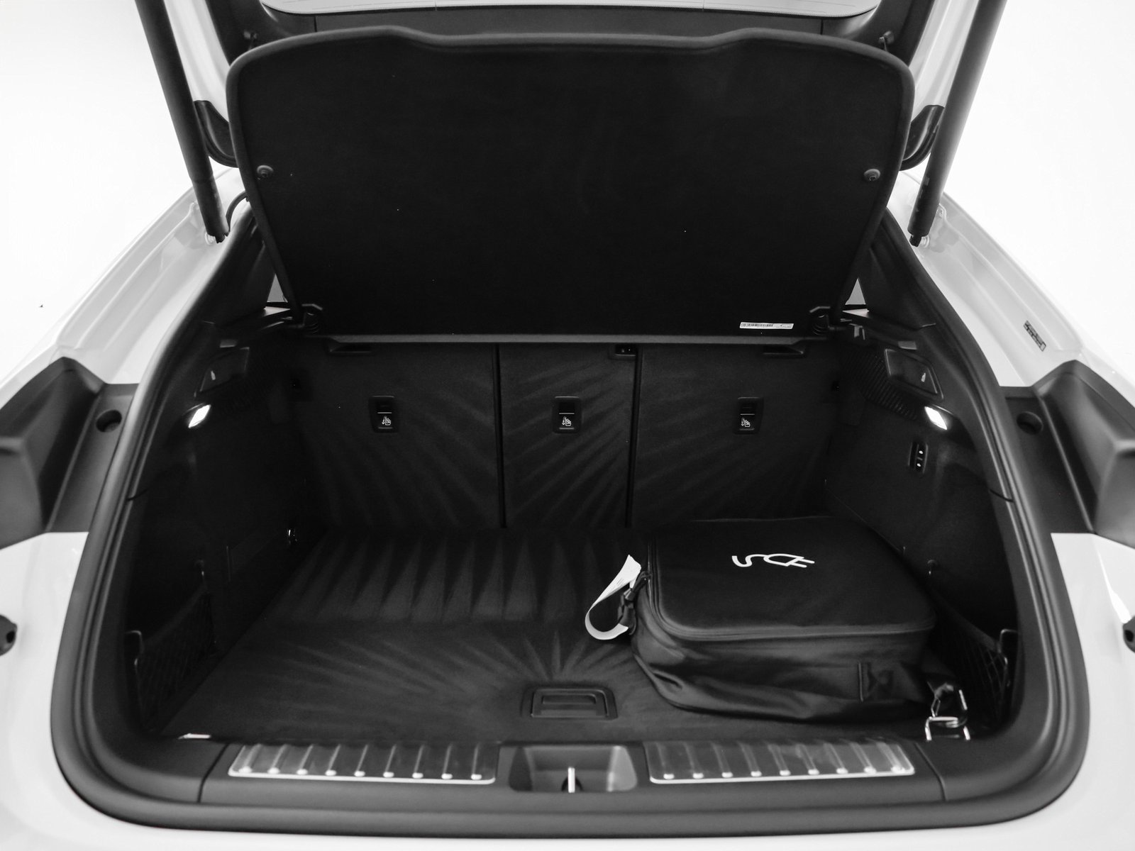 Certified 2025 Porsche Macan 4S Electric AWD/4WD image 16